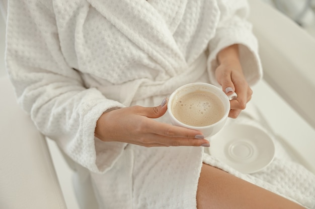 Belle femme caucasienne souriante en bonne santé fait des procédures de beauté au spa et au salon de santé