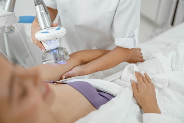 Belle femme caucasienne souriante en bonne santé fait des procédures de beauté au spa et au salon de santé