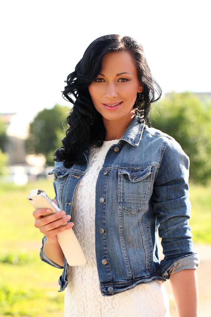 Photo une belle femme caucasienne avec un téléphone portable.