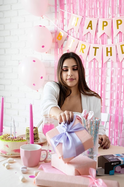 Belle femme célébrant la fête d'anniversaire en buvant des cadeaux