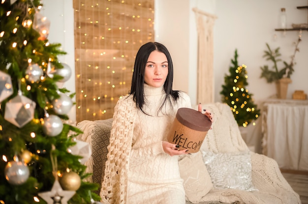 Belle femme célébrant Noël à la maison