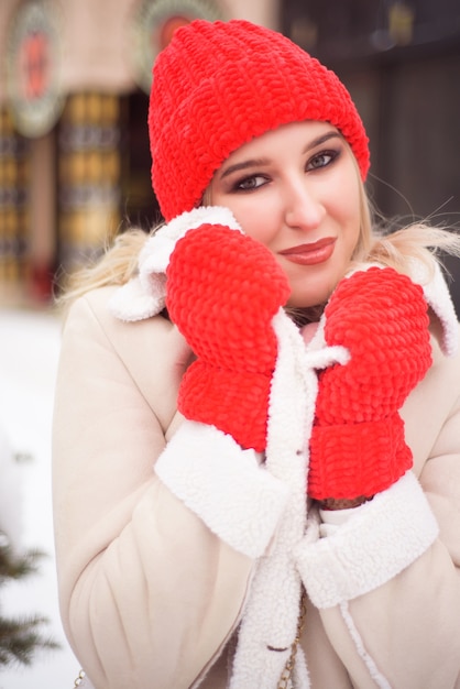 Belle femme avec un chapeau rouge en hiver