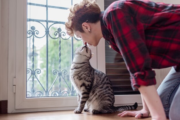 belle femme avec chat