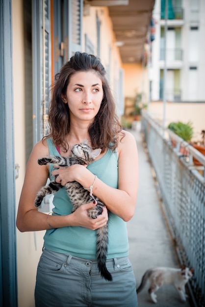 belle femme avec des chats