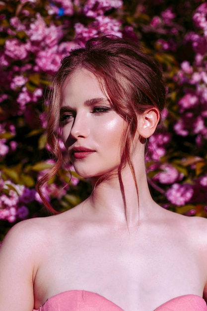 Belle femme avec un cheval blanc en sakura