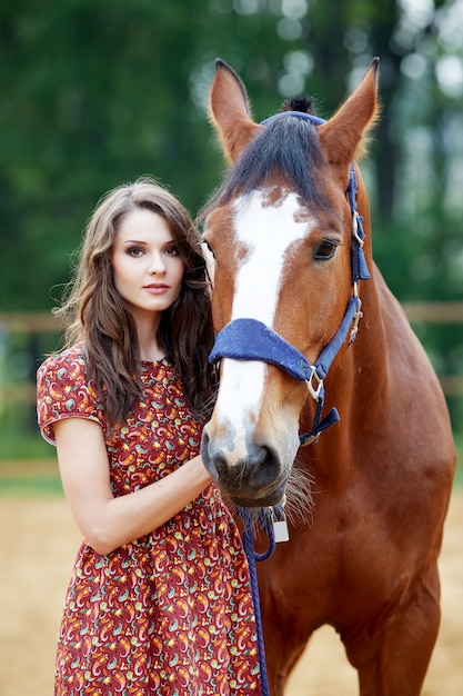 Belle femme et cheval à l'extérieur.