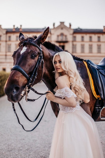 Belle femme à cheval près du château