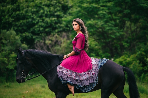 Belle femme sur un cheval