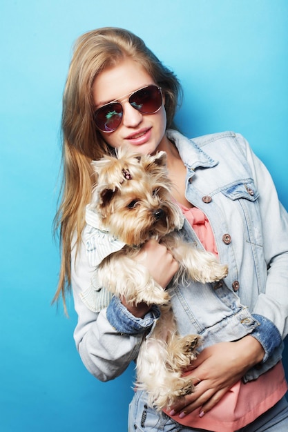 Belle femme avec un chien yorkshire terrier