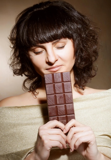 Belle femme avec un chocolat