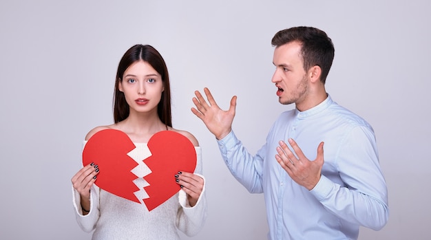 Belle femme avec un coeur rouge brisé.