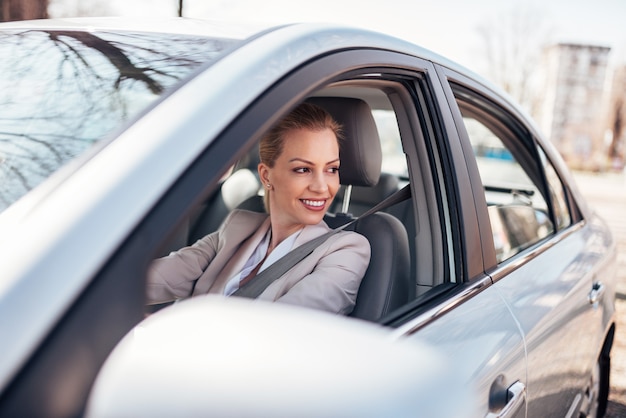 Belle femme conduisant une voiture.