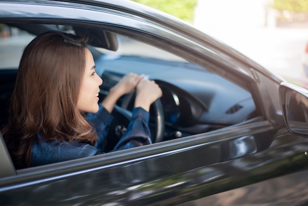 Belle femme conduit sa voiture