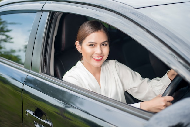 Belle Femme Conduit Sa Voiture