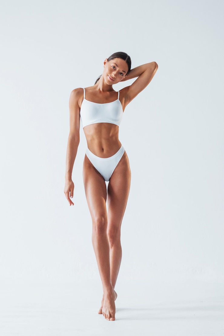 Photo une belle femme avec un corps mince en sous-vêtements est dans le studio