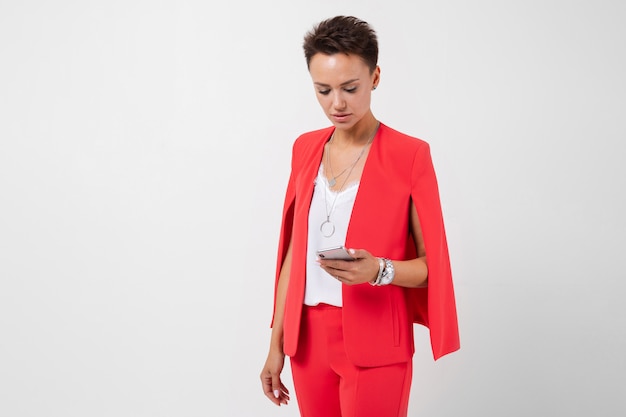 Belle femme en costume de bureau rouge aux cheveux noirs courts fait une réunion importante