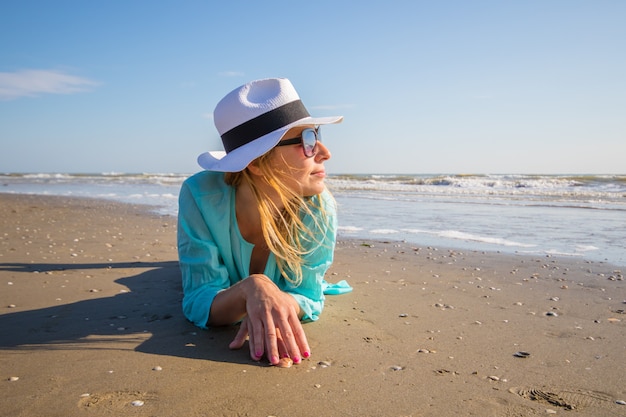 belle femme couchée sur le rivage