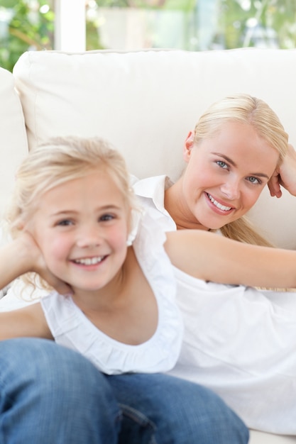 Belle femme couchée avec sa fille