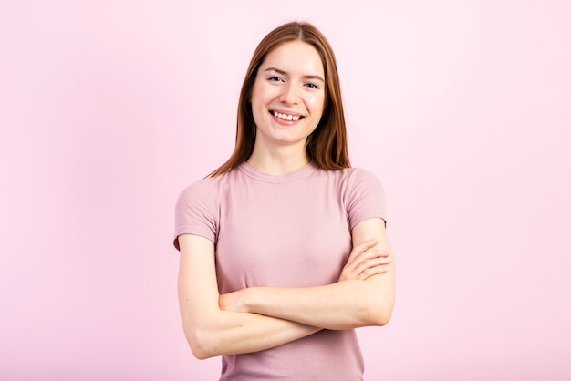 Belle femme coup moyen avec fond rose