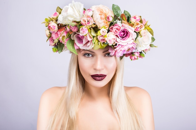 Une belle femme avec une couronne de fleurs