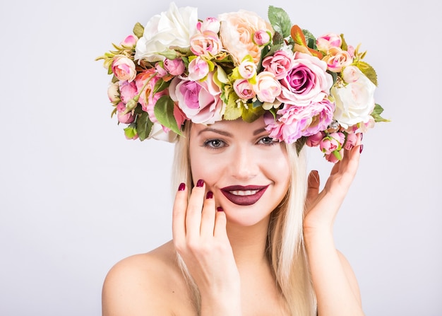 Une belle femme avec une couronne de fleurs