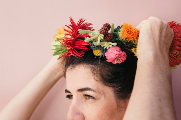 Belle femme avec une couronne florale au milieu de l'été