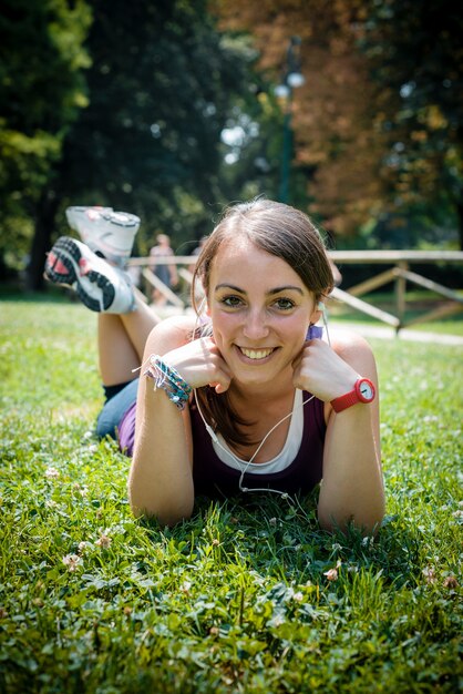 Photo belle femme en cours d'exécution