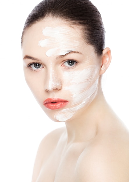 Belle femme avec de la crème pour le visage