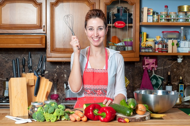 belle femme cuisine légumes