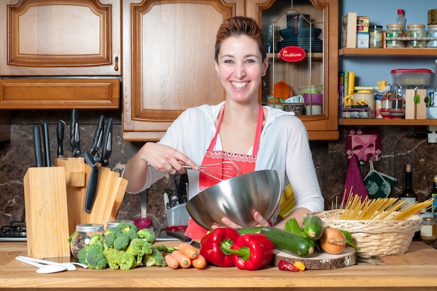 belle femme cuisine légumes