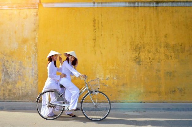 Belle femme avec la culture vietnamienne traditionnelle, style vintage, Hoi an Vietnam