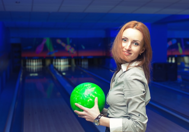 Belle femme dans un bowling