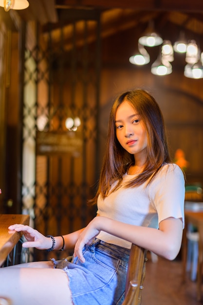 Belle femme dans un café