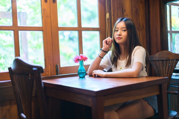 Belle femme dans un café