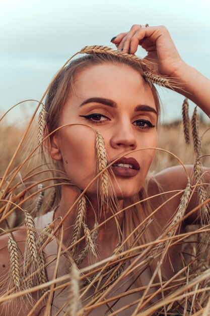 Belle femme dans un champ de blé