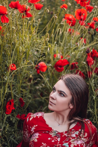 Belle femme dans un champ de coquelicots