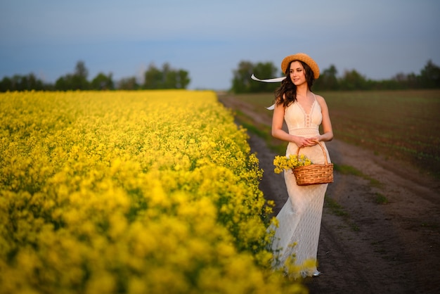 Belle femme dans un champ fleuri