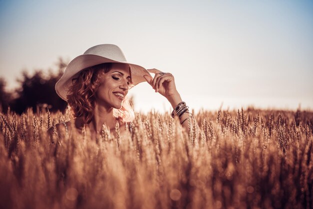 Photo belle femme dans le domaine