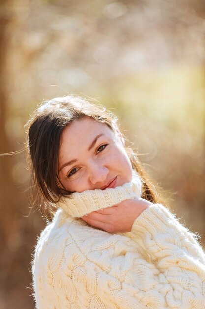 Belle femme dans la forêt de printemps