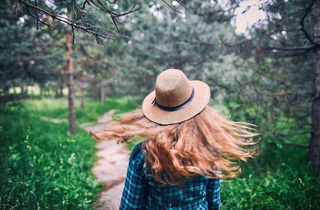 Belle femme dans la forêt