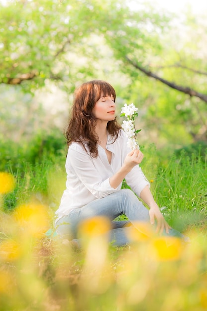 Belle femme dans le jardin de printemps