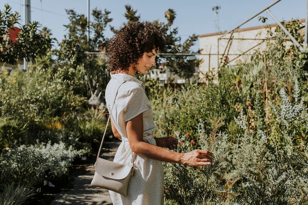 Belle femme dans un jardin