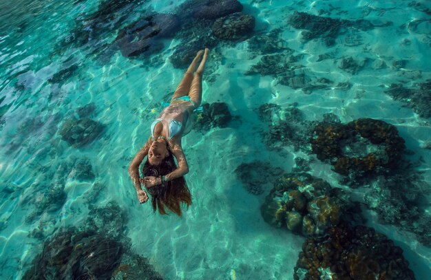 Belle femme dans le lagon bleu