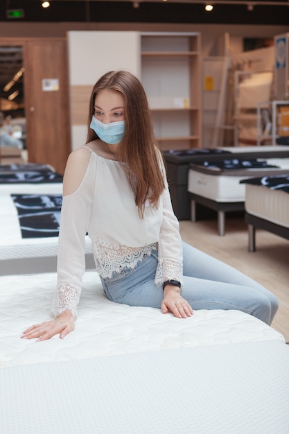 Belle femme dans un magasin de matelas