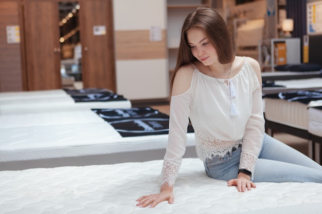 Belle femme dans un magasin de matelas