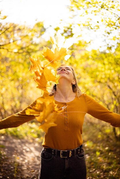 Photo belle femme dans le parc d'automne bonheur harmonie soins personnels relaxation et pleine conscience