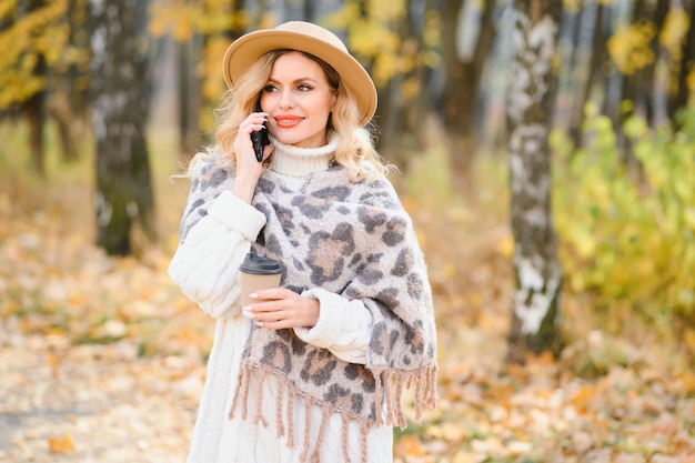 Belle femme dans un parc d&#39;automne