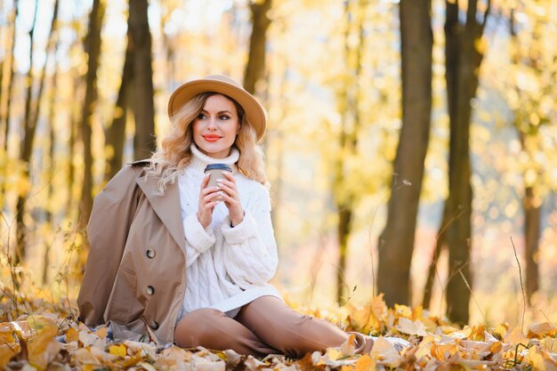 Belle femme dans un parc d&#39;automne