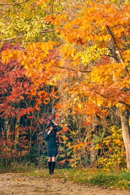 Belle femme dans un parc