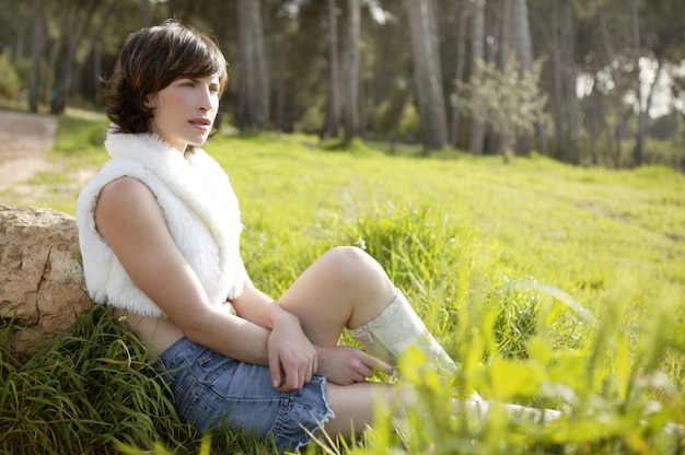 Photo belle femme dans un paysage de printemps